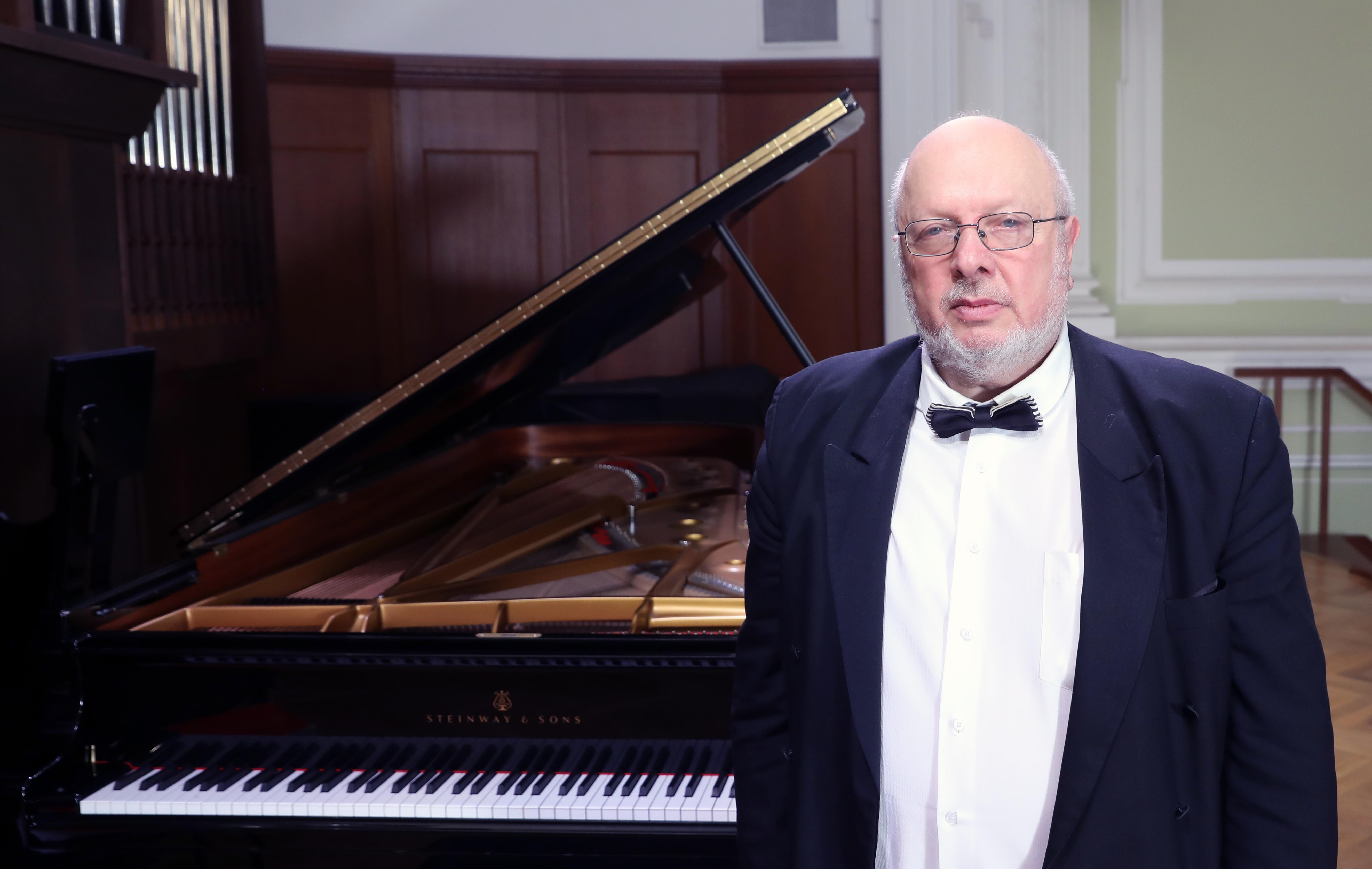 Victor Yampolsky, piano 