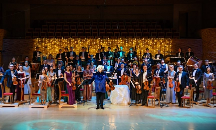 Новогодний концерт <br>
Страдивари-ансамбль Мариинского театра <br>
Солист и дирижёр — Лоренц Настурика-Гершовичи